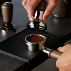 Accesorio para airear y nivelar el café molido de acero inox y madera de nogal Sage