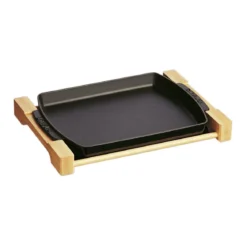 Bandeja rectangular de hierro fundido para cocinar y servir con base de madera Staub