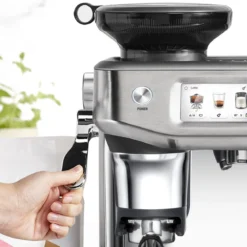 Cafetera Expresso automática con molinillo, pantalla táctil y extracción en frío Barista Touch™ Impress Sage