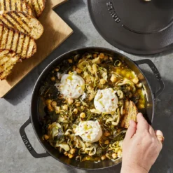 Cocotte baja tipo cacerola de hierro fundido Staub