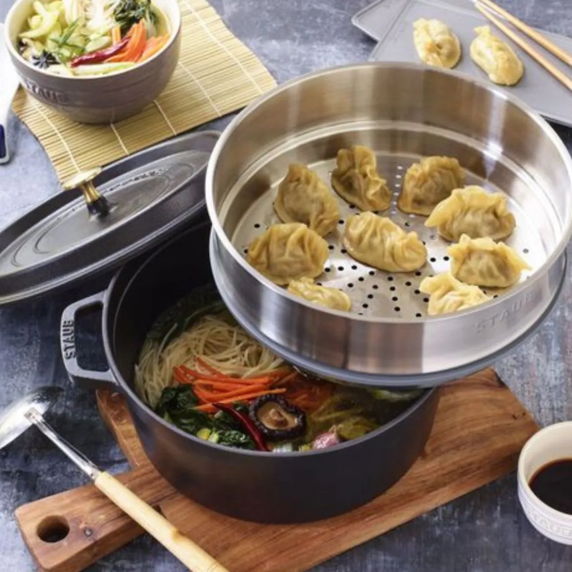 Cocotte de hierro fundido con vaporera de inox Staub