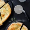 Cortador de pizzas con funda protectora 2 en 1 Microplane