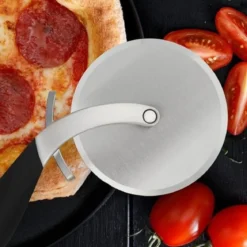 Cortador de pizzas con funda protectora 2 en 1 Microplane