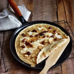 Crepera de hierro fundido con mango de madera Staub