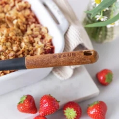 Cuchara de silicona para servir con mango de madera Staub