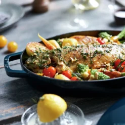 Fuente de horno ovalada de hierro fundido con tapa Staub