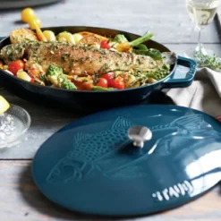 Fuente de horno ovalada de hierro fundido con tapa Staub