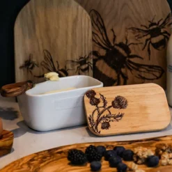 Mantequera cerámica con tapa de madera de roble Selbrae