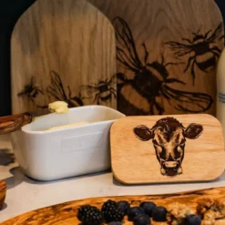 Mantequera cerámica con tapa de madera de roble Selbrae