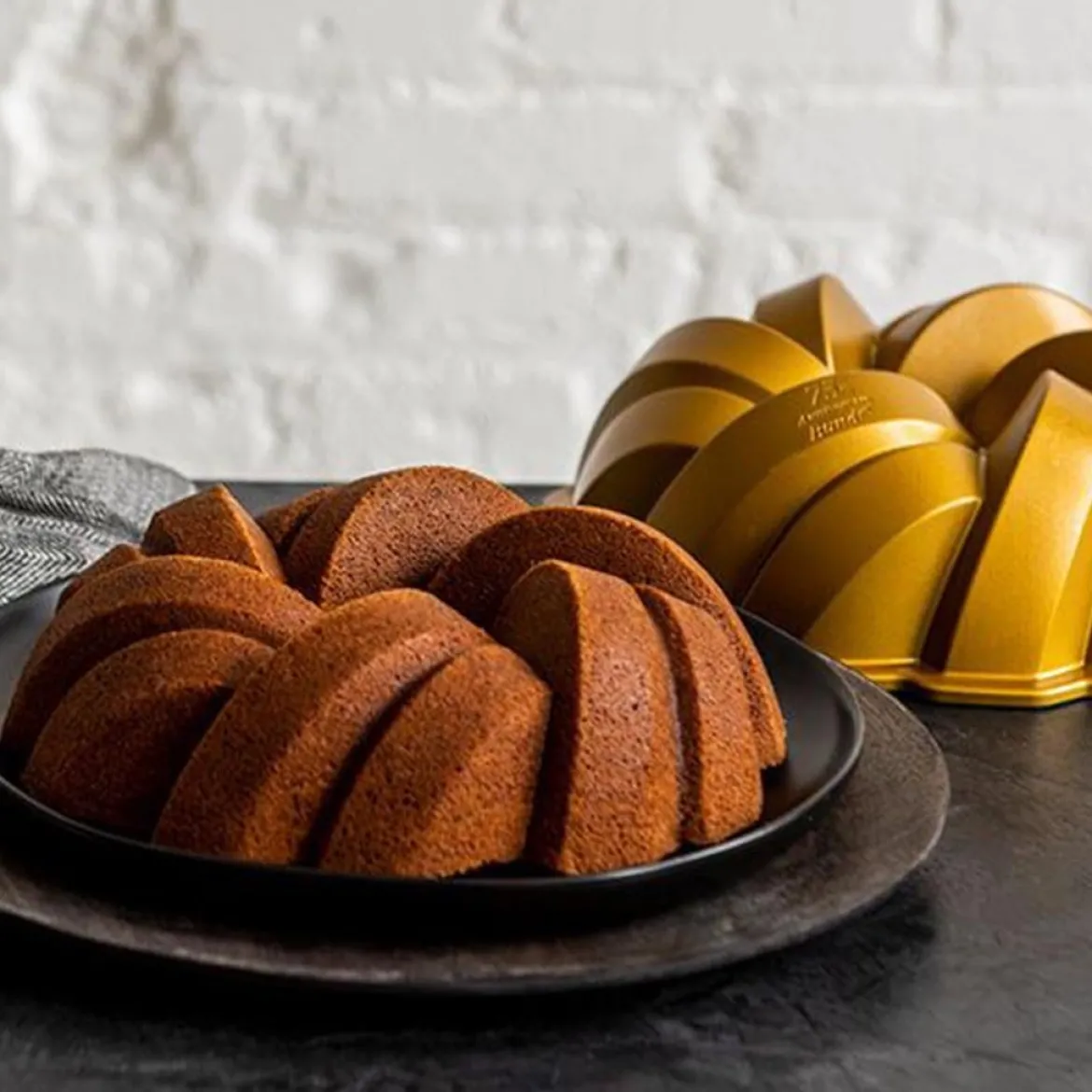 Molde Braided Bundt Pan Nordic Ware 75º Aniversario