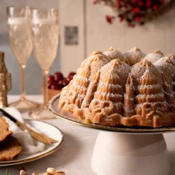 Molde Very Merry plateado Bundt Nordic Ware