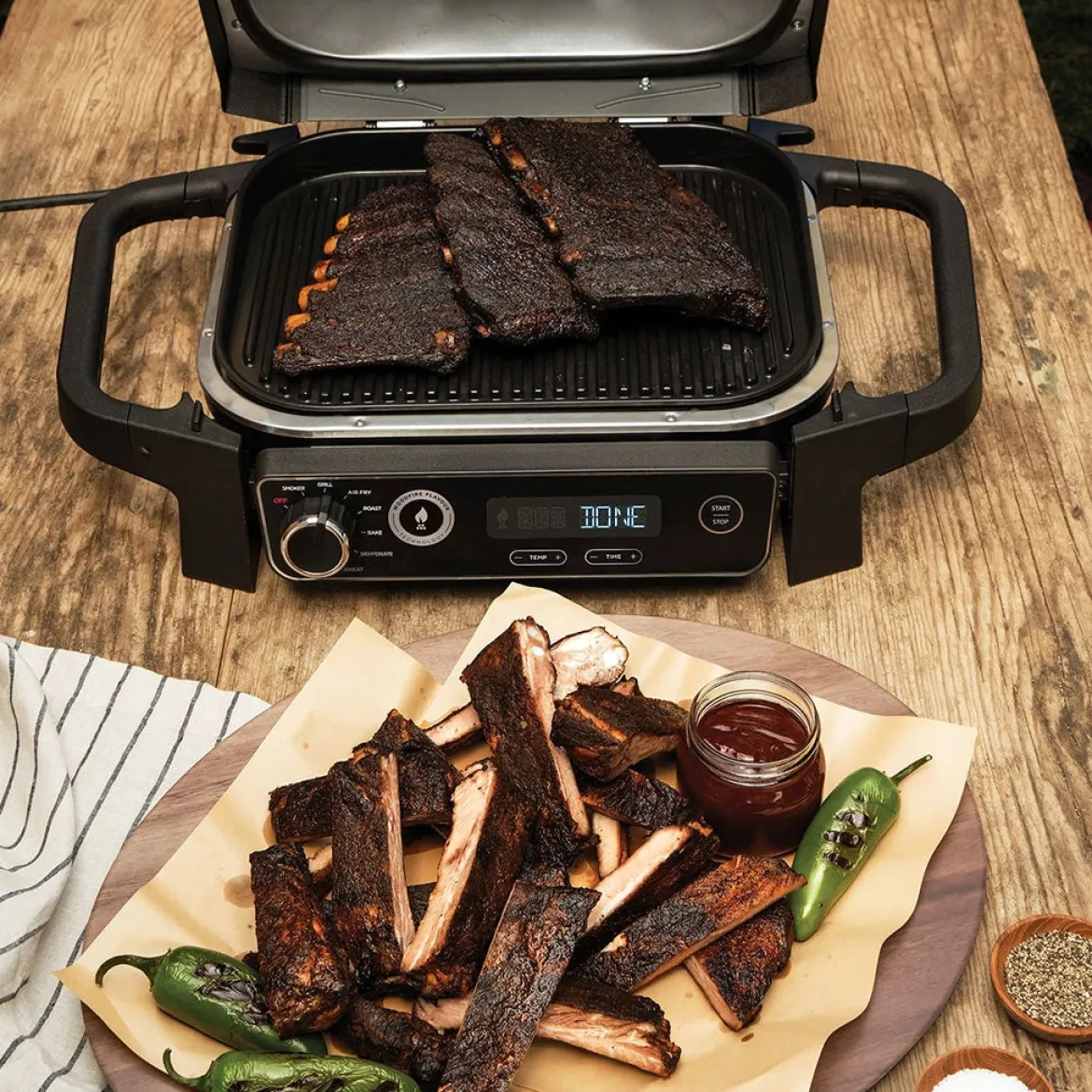 Parrilla eléctrica de exterior con ahumador y freidora de aire Ninja®