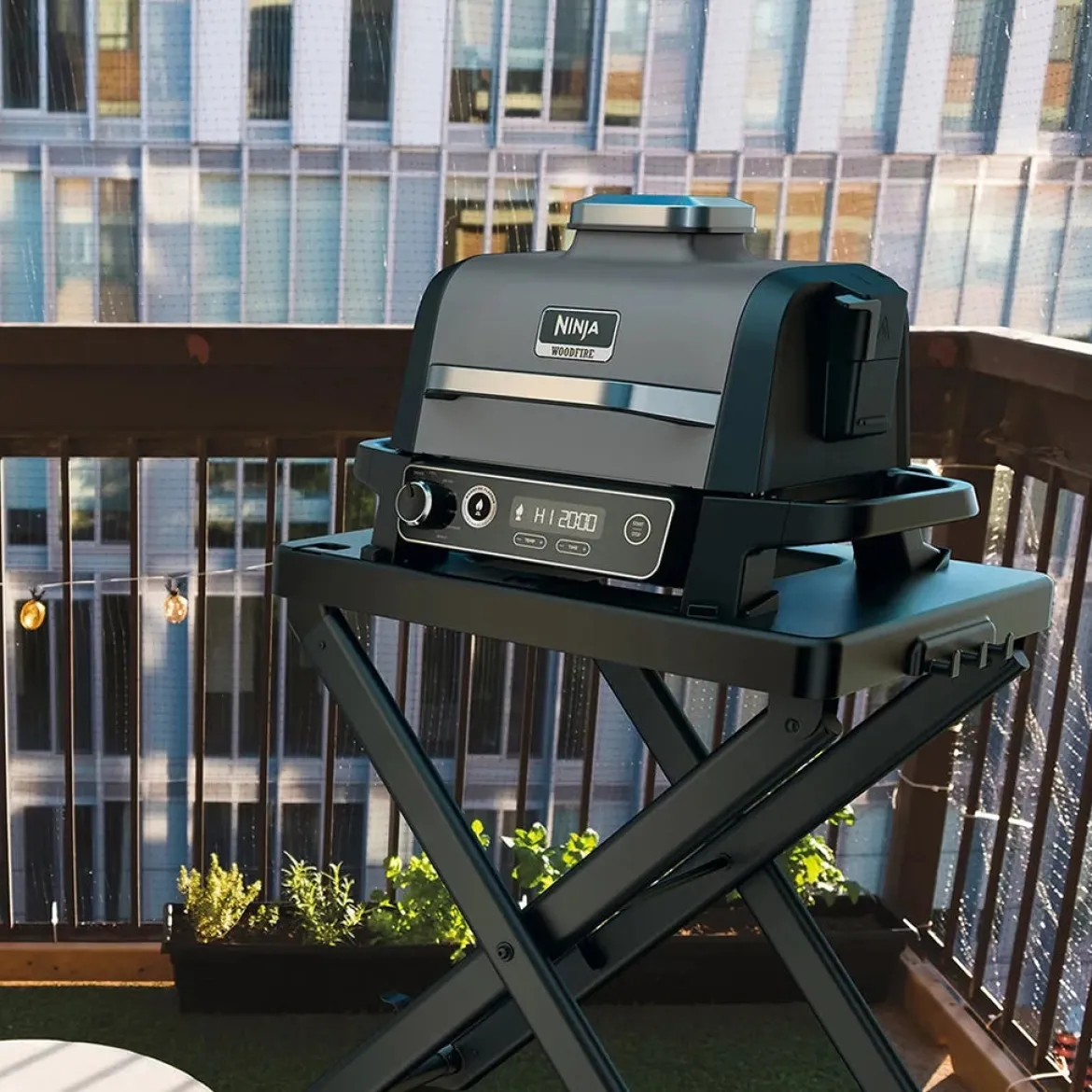 Parrilla eléctrica de exterior con ahumador y freidora de aire Ninja®