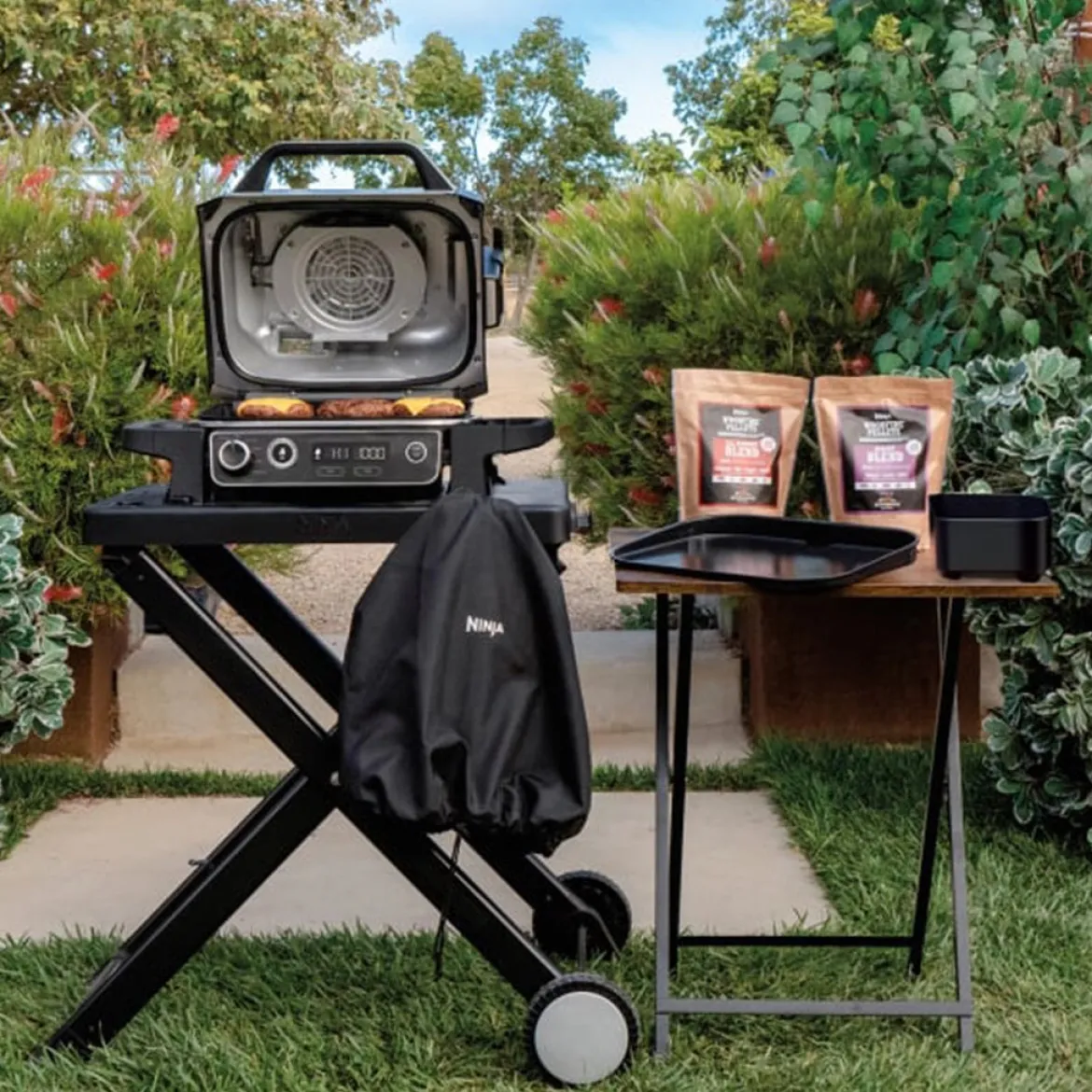Parrilla eléctrica de exterior con ahumador y freidora de aire Ninja®