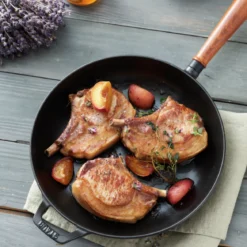 Sartén de hierro fundido con mango de madera Staub