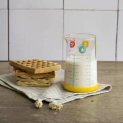 Vaso medidor 500 ml de Pebbly